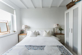 Fairlight - Charming coastal home on the beach